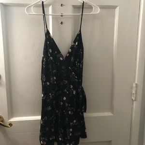 SOLD ON MERC 🍃 Beautiful Floral Romper